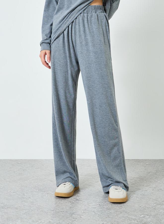 ستايلي طقم منسق من جوغر وبلوزة بأكتاف دارتس - Image 4